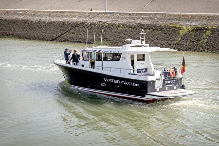 zwart-witte boot op havengeul Blankenberge
