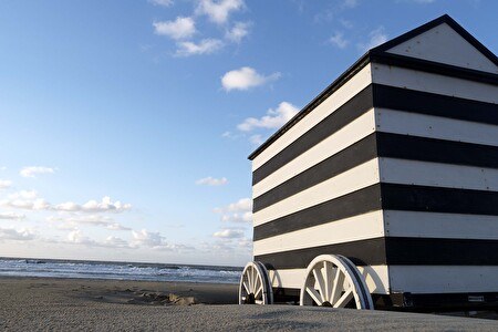 zwart-wit gestreepte badkar op het strand