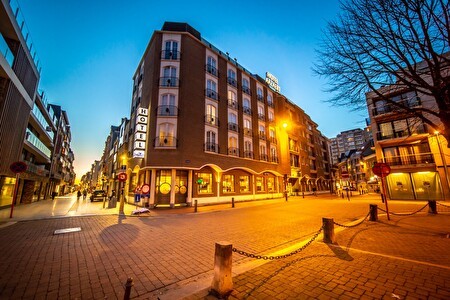 voorgevel van het hotel bij zonsondergang