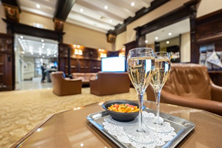 2 glaasjes champagne op een tafeltje in de bar