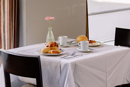 ingedekte tafel met pistolet, koffie,... 