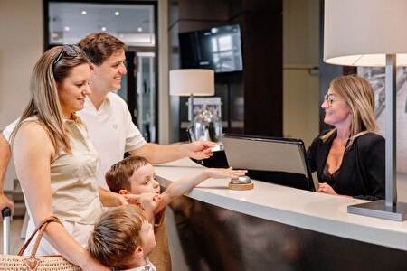 Receptie met familie en receptioniste