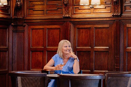 dame zit in bar