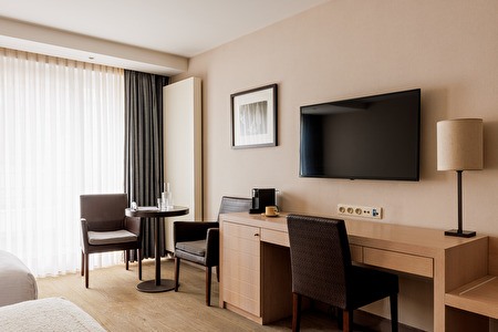 kamers met tv, bureau, zithoek